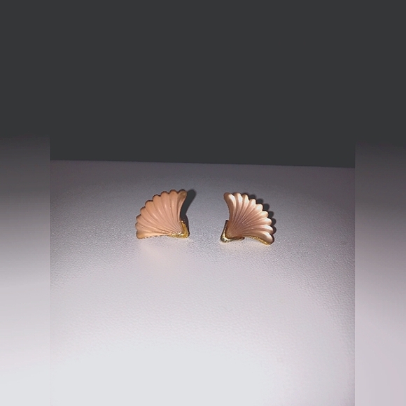 Whiting & Davis Earrings Frosted Peach Glass Shell Shape RARE FIND - Picture 7 of 9